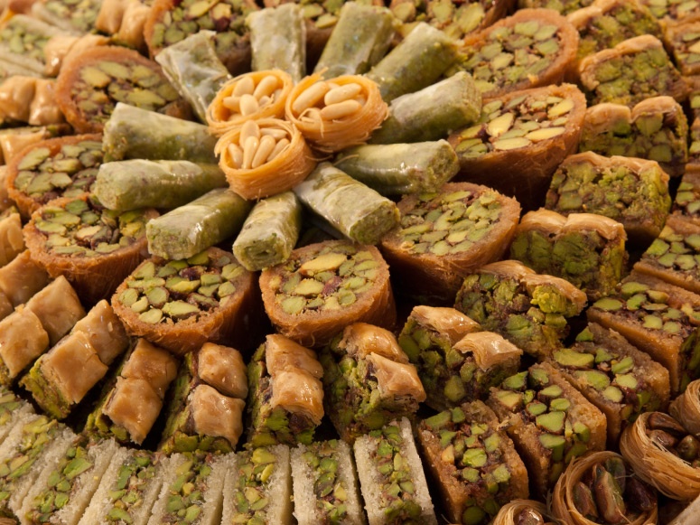 4 أسباب جعلت عبد الرحيم قويدر الاختيار الأول لعشاق حلويات شرقية